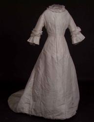 Kjole, med cape, slør og krans