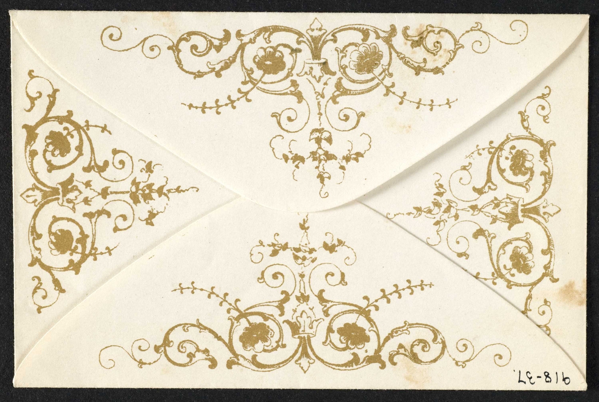 Liten konvolutt med trykt gulldekor på begge sider