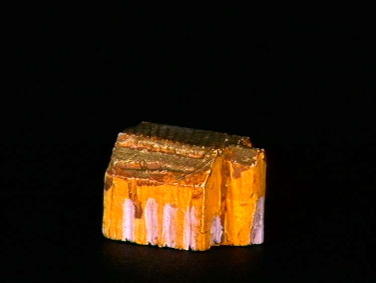 Sett med ca 200 leketøyhus laget av tre i forskjellige former og farger.