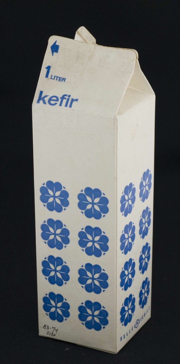 1 liters melkekartong for Kefir. Blå dekor med stiliserte blomster.