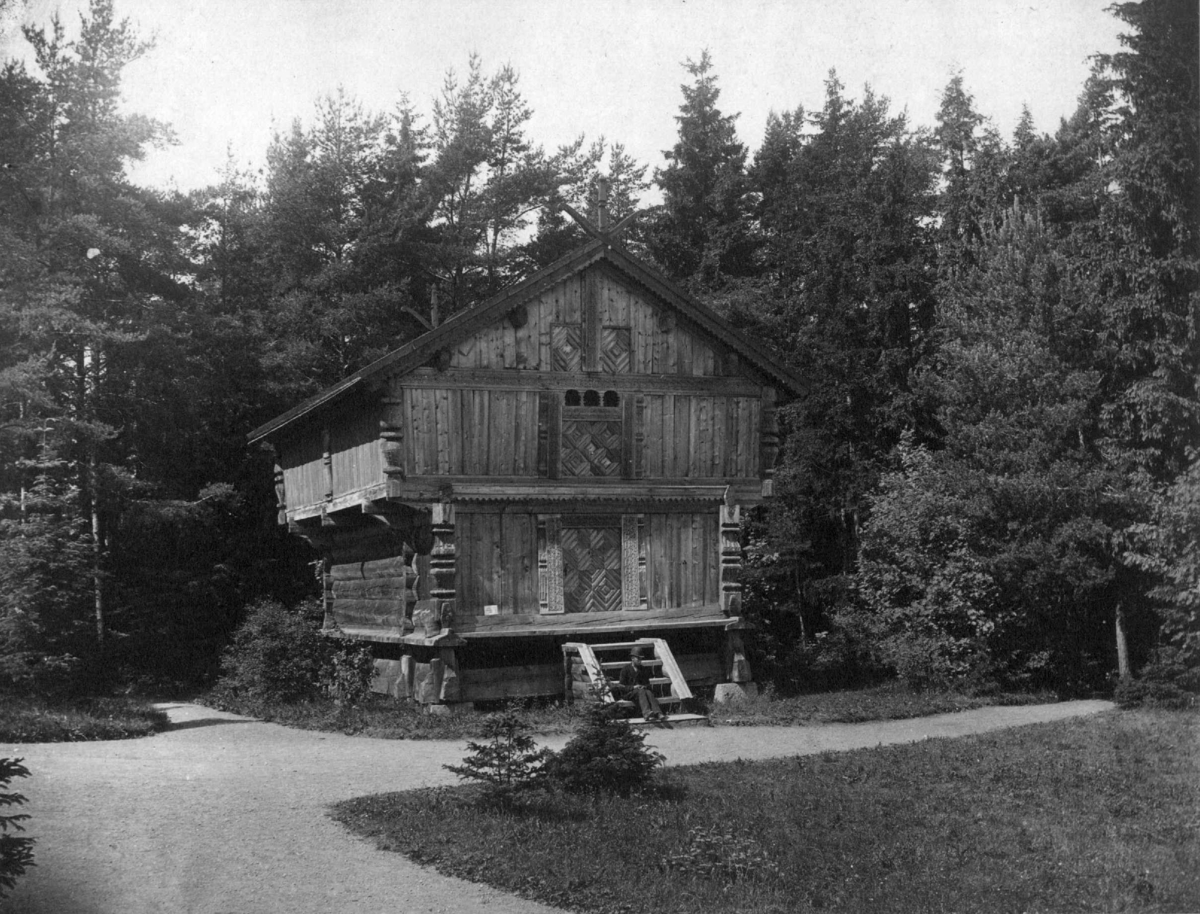 Loft fra Søndre Berdal, Nesland, Vinje, Telemark. Fotografert på Norsk folkemuseum (Kong Oscar IIs samlinger) av fotofirmaet O. Væring, 1901.