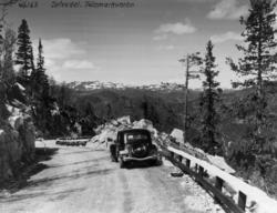 Bil av typen Citroën fra 1935 på vei i Grungedal ved Vinje.