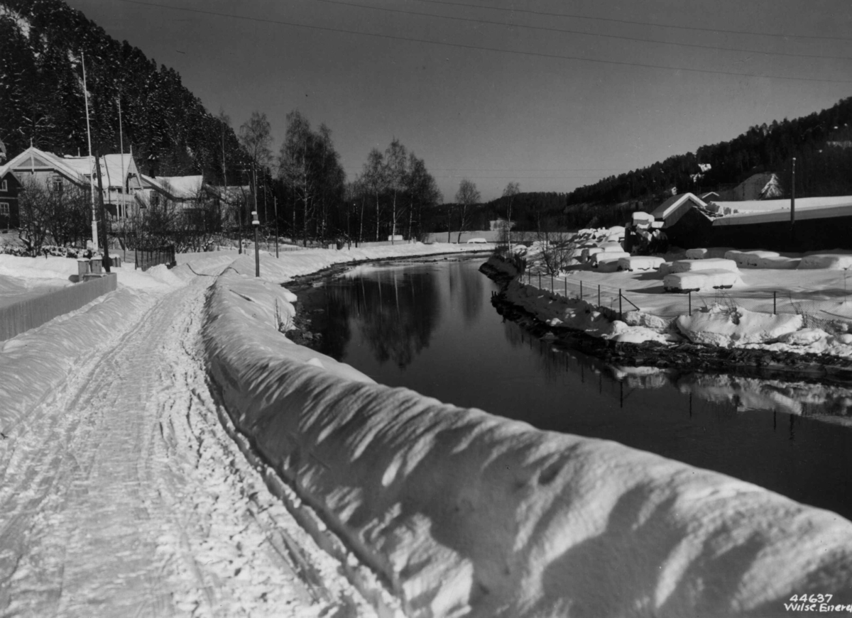 Sandvikselva sett fra Sandvika mot Engervannet. Løkkeåsen kan en se opp til venstre. Bebyggelse med vinter og snø fotografert i 1937.