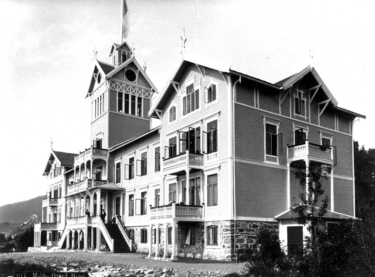 Grand Hotel i Molde åpnet 23. juni 1885. Hotellet brant 15. mai 1919.