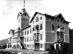 Grand Hotel i Molde åpnet 23. juni 1885. Hotellet brant 15. 