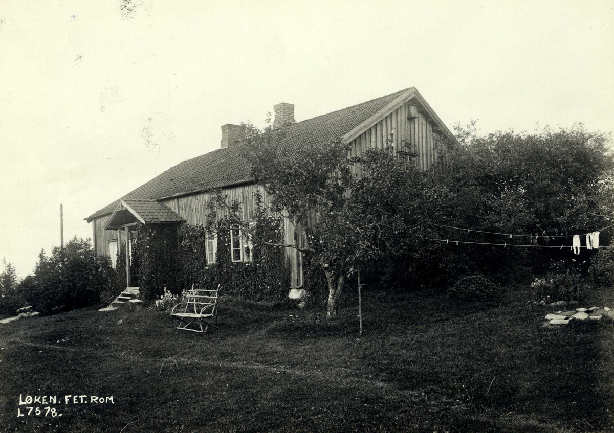 Løken, Fet, Nedre Romerike, Akershus. Lavt våningshus i hage, benk foran huset.