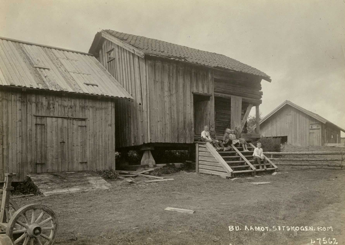 Setskog, Aurskog-Høland, Nedre Romerike, Akershus. Barn sitter på trappa til bu.