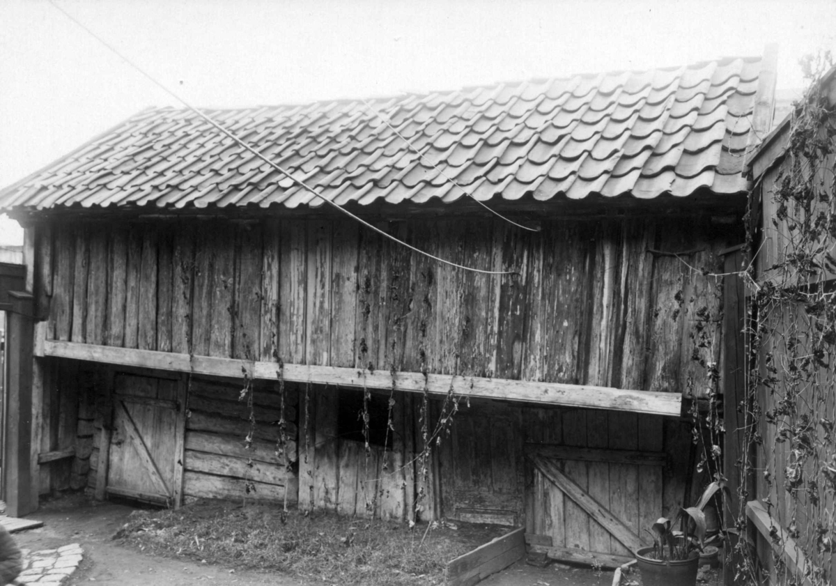 Christian Kroghsgate 48 og Slåmotgangen mellom Christian Kroghsgate og Akerselva. Oslo 1924. Uthus.