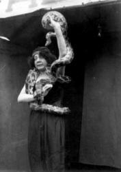 Marked på Norsk Folkemuseum i 1925. Kvinnelig slangetemmer.