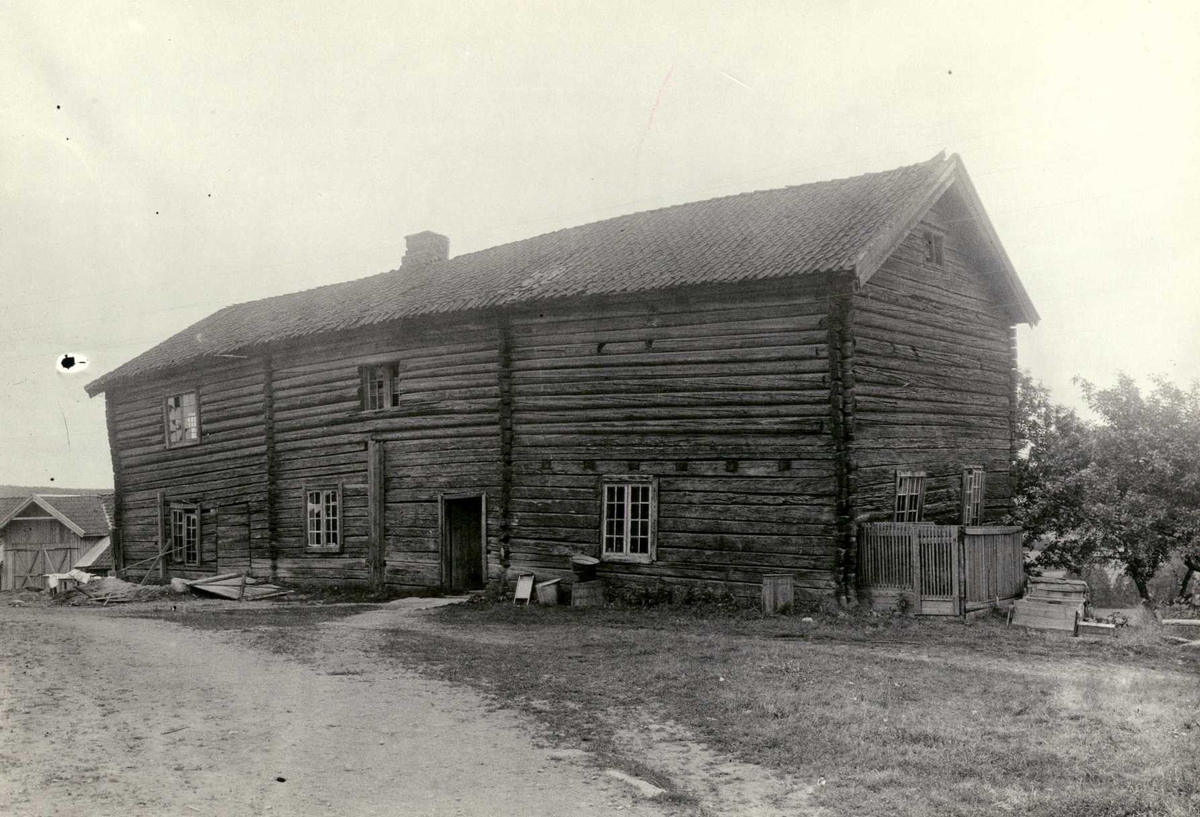 Bakli, Sør-Odal, Hedmark 1925. Hovedbygningen, tømmerhus sett fra gårdsplassen.