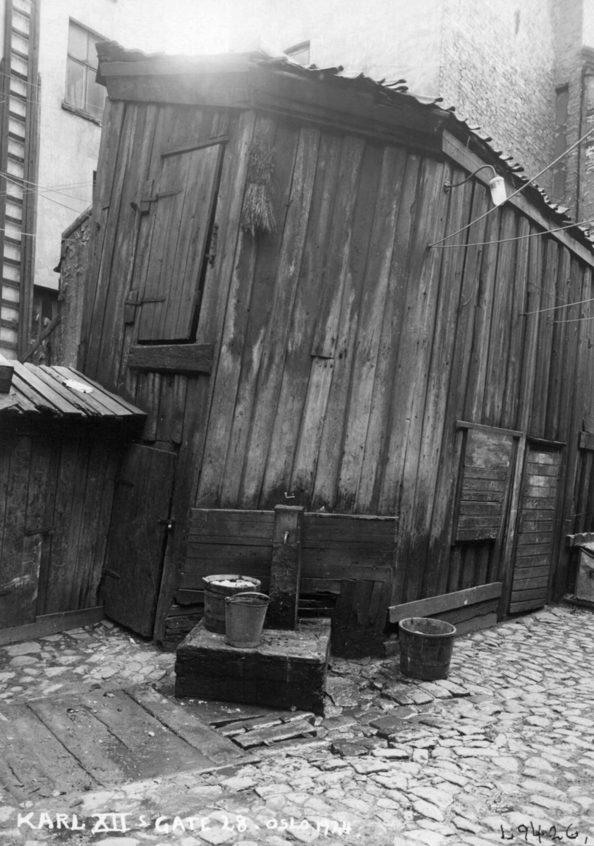Karl XIIs gate 28, Oslo, 1924. Bakgård med uthus.