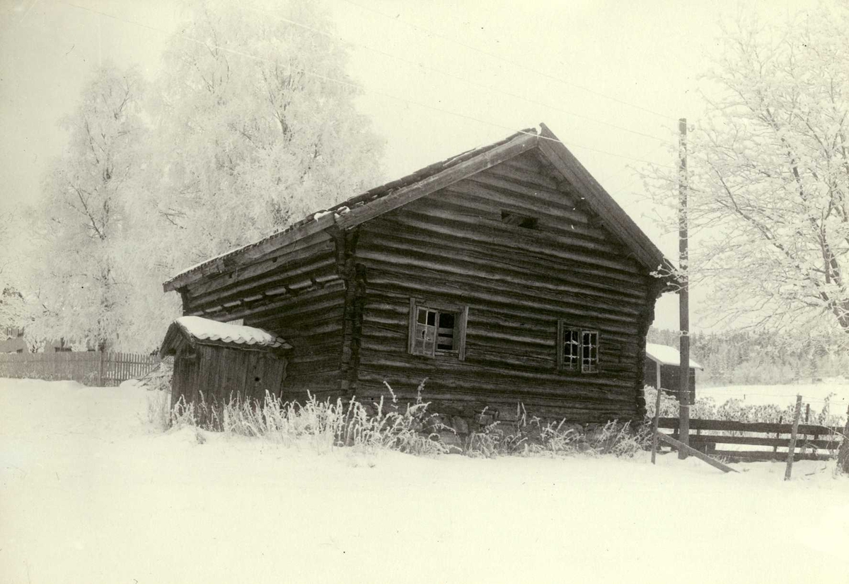 Østre Spikset, Sør-Odal, Hedmark 1926. Vinterbilde av stue, sett fra gårdsplassen.