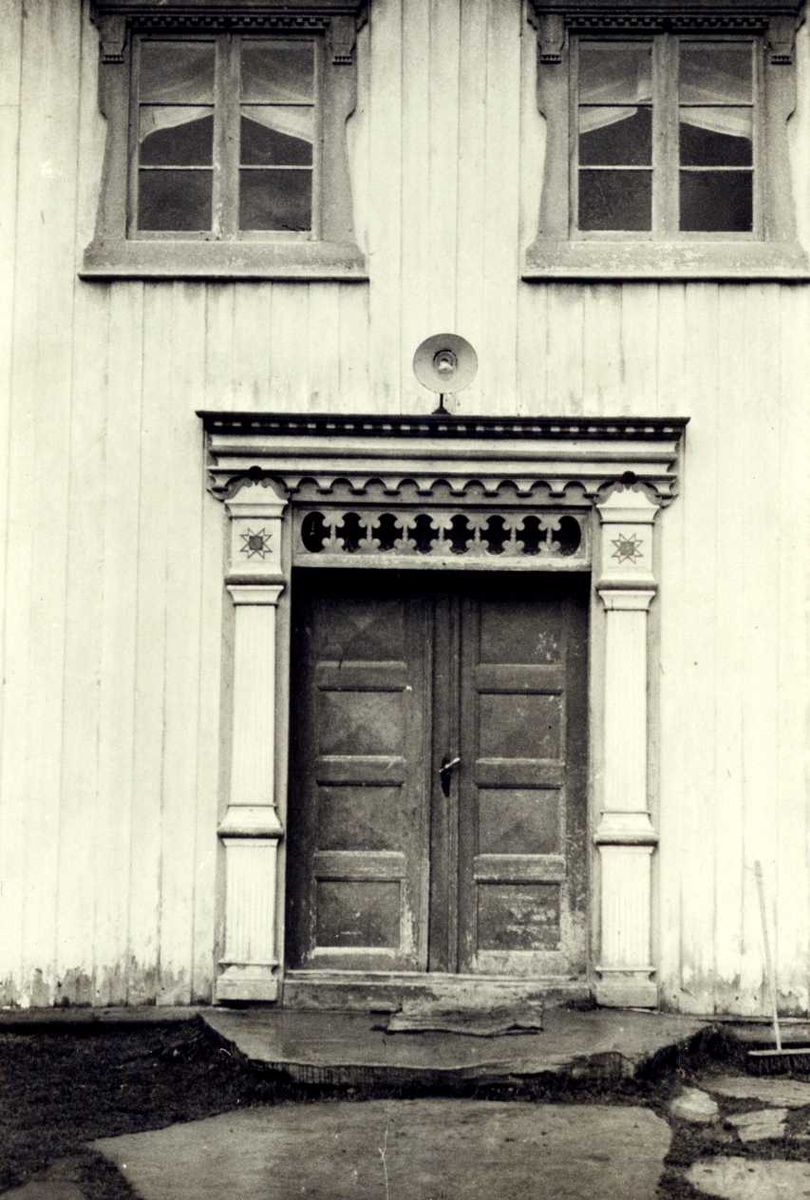 Bortistu Kveberg, Alvdal, Nord-Østerdal, Hedmark. Detalj av hovedbygning med inngangsdør og vinduer. Fra ca. 1860.