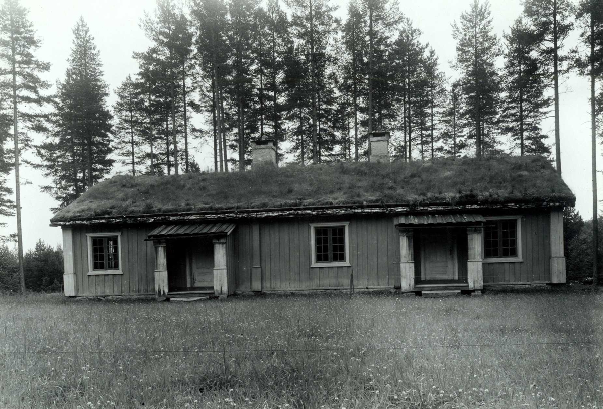 Lømo, Elverum, Sør-Østerdal, Hedmark. Lav stue med panel og torv på taket. Nå på Glomdalsmuseet.