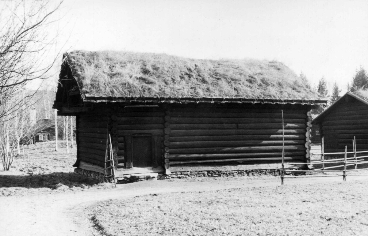 Raulandstua fra Søre Rauland i Nore og Uvdal, Numedal. Fotografert på Norsk folkemuseum, 1942.