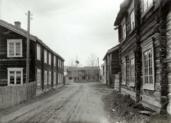 Bebyggelse med tømmerhus langs vei i Tolga i Nord-Østerdal i