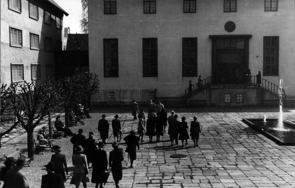 Gjenåpningen av samlingene, den 3. mai 1946.De innbudte ankommer. Her fra Torget med fontenen NF254, mot  Hovedbygg, bygning nr.316.