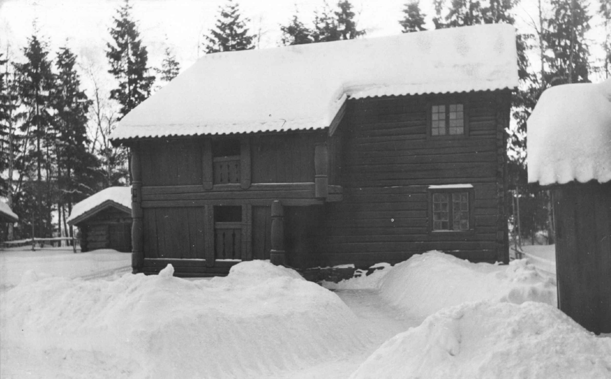 Ylistua fra Heddal, fotografert i Telemarkstunet på Norsk folkemuseum, 1948.