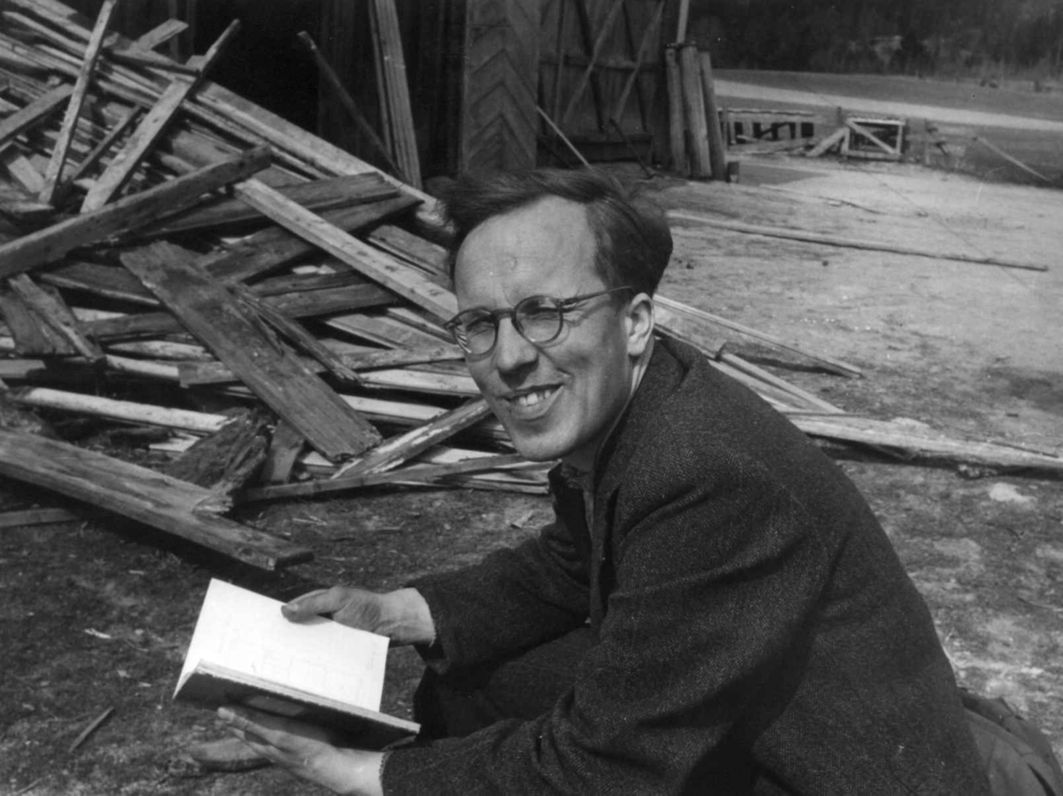 Arkitekt Arne Berg i arbeid under rivningen av låven fra Garsvik, bygning nr. 105 på Norsk Folkemuseum i 1949.