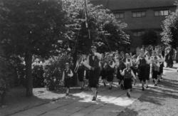 "Peikguttene" masjerer gjennom friluftsmuseet på Norsk Folke