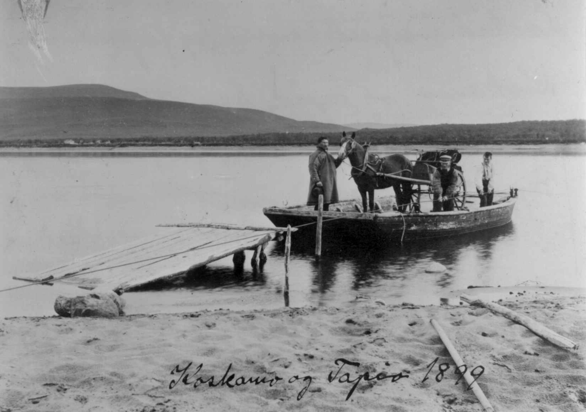 Læstadianerpredikant Olli Koskamo og skyss-skaffer Tapio med hest og vogn ombord på fergen ved Seida brygge, Tana, Finnmark, 1899. Hestens navn "Luftens kløver".