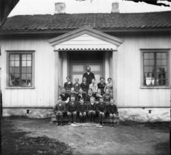 Skolestue, muligens på Dal gd., Ullensaker, ca. 1885. Skolel