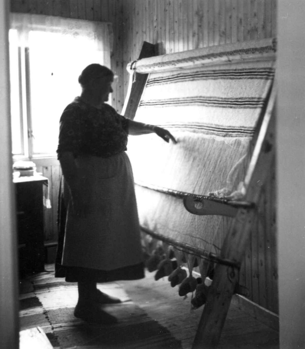 Greneveving (21). Anne Hansen vever et greneteppe. Manndalen 1955.
