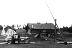 Flermoen, Trysil, Hedmark mai 1950. Stue, uthus og vei med b