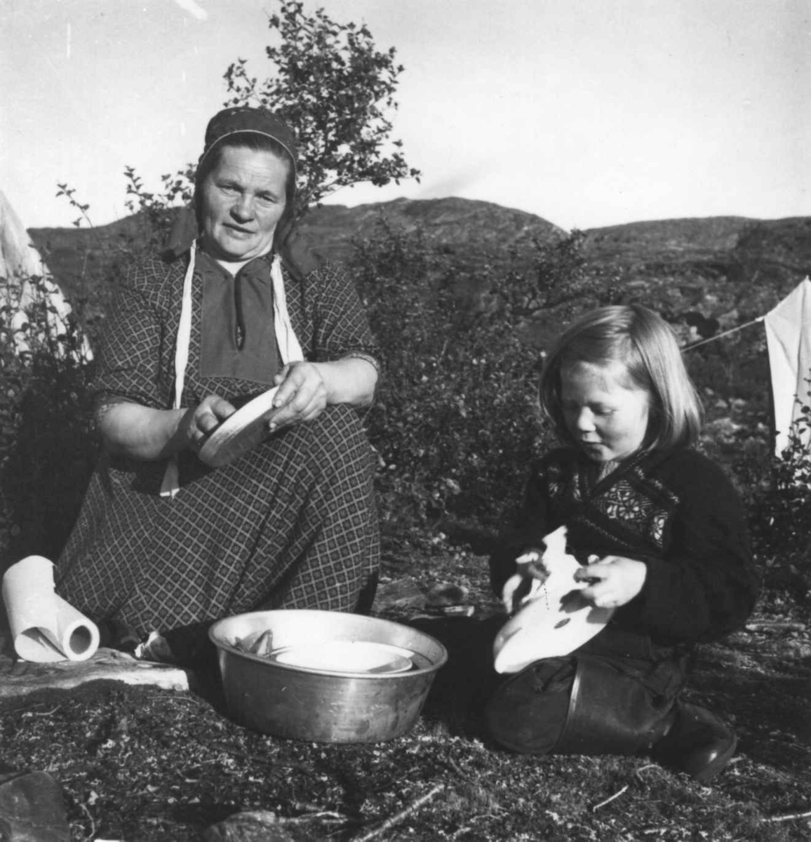Ellen Marie Anti tar oppvasken sammen med sin datter Marit Ellen, Ytre Billefjord, Porsanger, Finnmark, 1959.