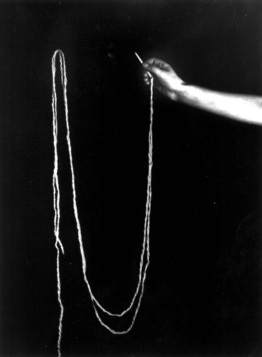 Inger-Johanne Kinck demonstrerer nålebinding, Hemnes 1958. Etter beskrivelse fra Korgen, Nordland.