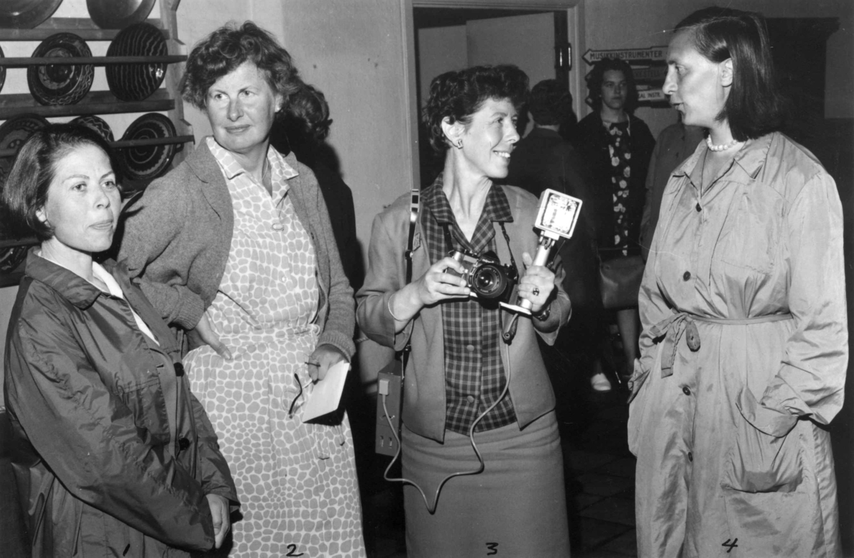 Åpningen av utstillingen Storvask den tiende juni i 1965. Fra venstre kassererske Borgny Refsdal, så tegner Unni Fûrst, fotograf Bergljot Sinding med kamera og assistent Agnes Cecilie Selboe.