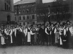 Oslo 17. mai 1924. Bunadskledde kvinner med Historisk Museum