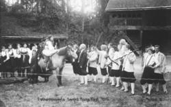 St. Hans fest på Norsk Folkemuseum i 1916. Par på hest foran
