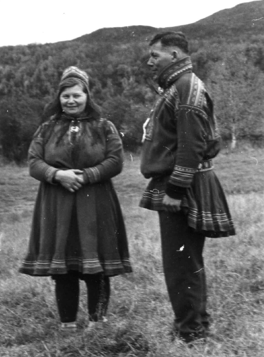 Mann og kvinne i sommerdrakter. Masi 1967.