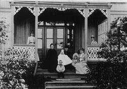 Eidsvolds Bad, Eidsvold, Akershus 1892. Kvinner og barn på v