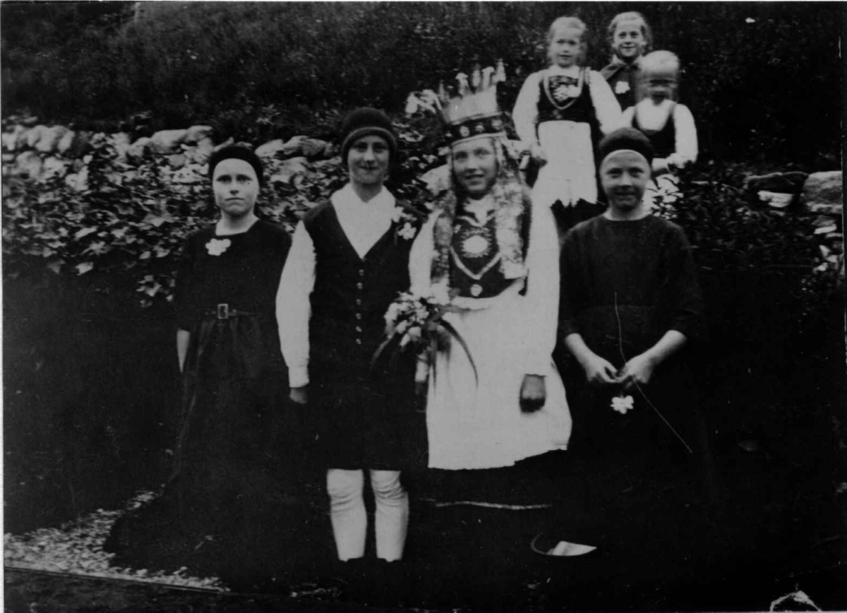 Jonsokbryllup, 1924, Midthjelle, Davik, Norfjord.. Bruden er Marie Rosenlund, senere gift Ryssdal.