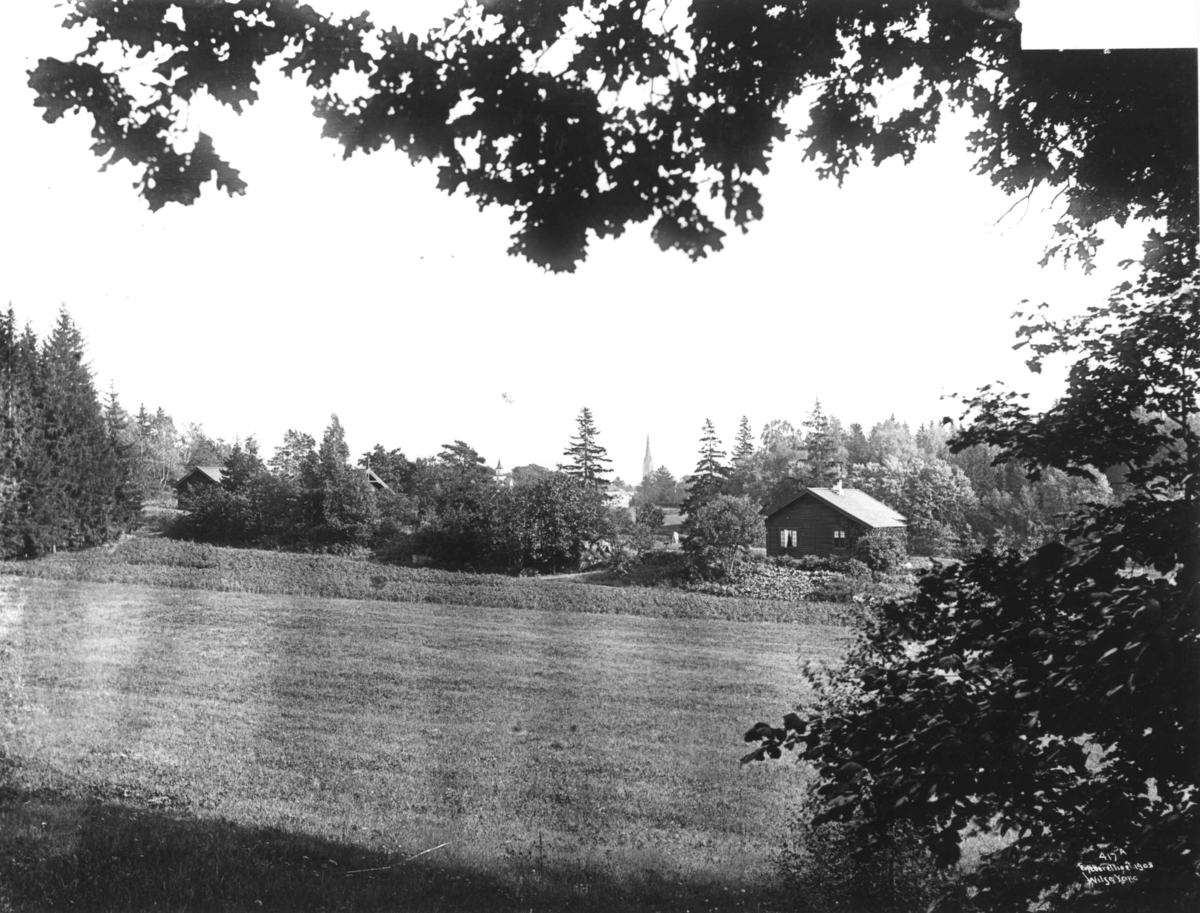 Skøyen hovedgård, Oslo 1903. Husmannstue og gartnerbolig.