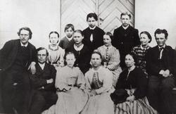 Gruppe, foran dør, Seljord. Ant. venner og familie av propri