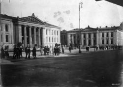 Universitetet med Universitetsplassen sett fra Karl Johansga