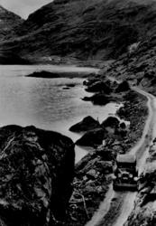 Bil kjører på veien ved Bøvertun i Bøverdalen, Lom.