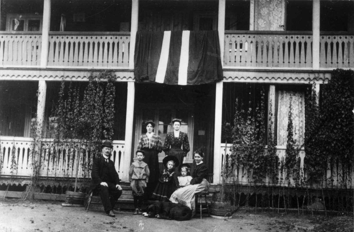 Walles Hotel, Sandvika, Bærum, Akershus 1915. Familien Luytkis og to tjenestepiker på trappa foran trebygning med veranda.