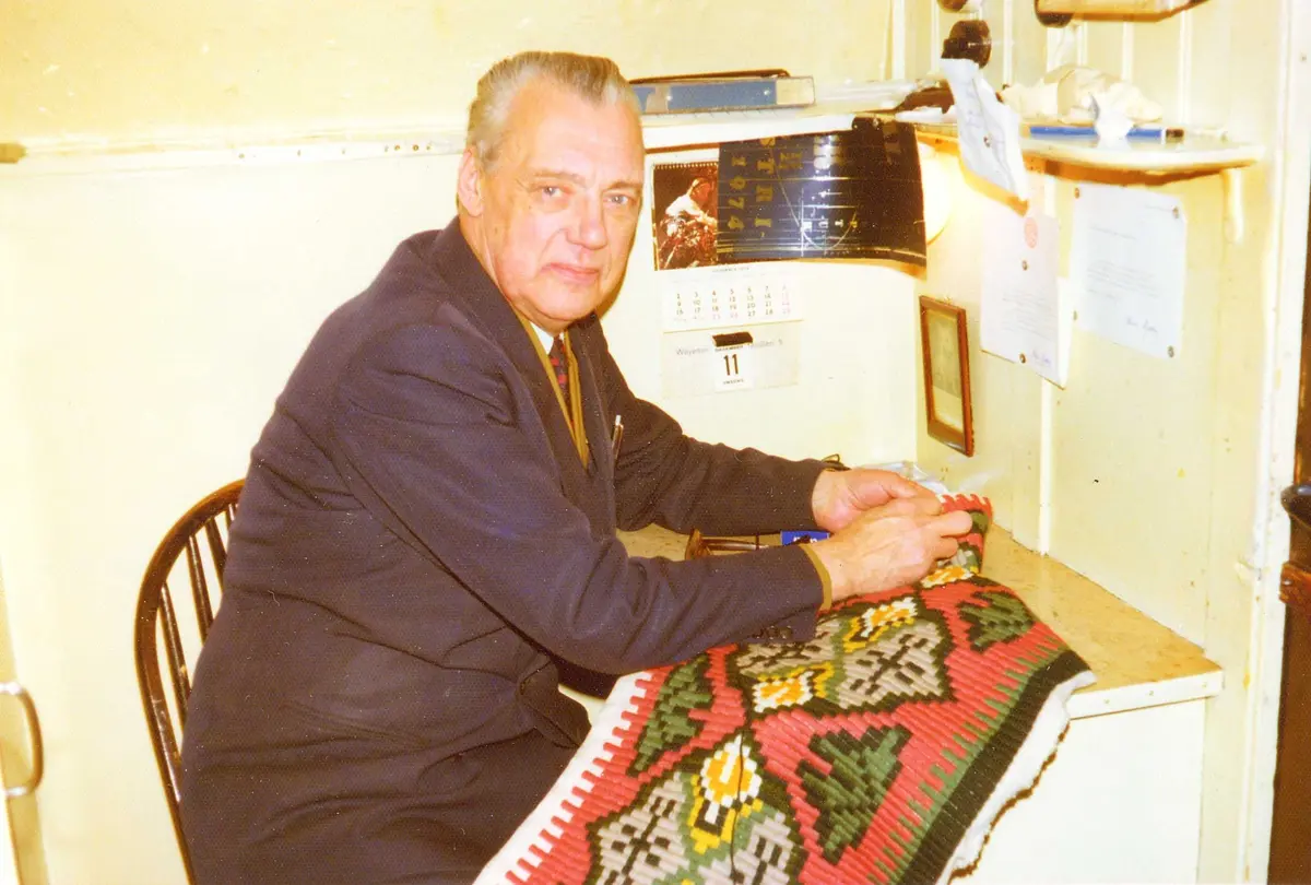 Ludvig Skjønsbyhagen, portvakt på Norsk Folkemuseum, her med sitt broderi i desember 1974.
