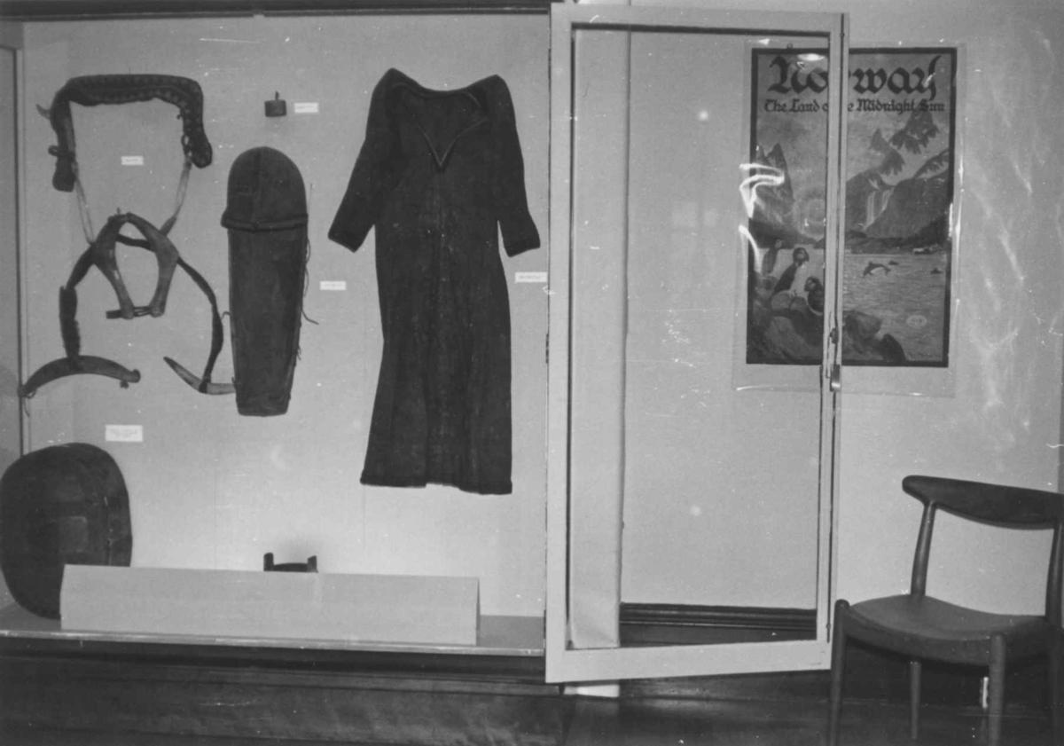 Utstillingsmonter med seletøy til reinsdyr, kiste, kløv, komse, kofte fra samisk utstilling i California 1963.
