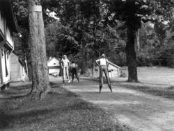 Oslodagene, 28.8.1982. Bogstad, Gata. Barn går på stylter.