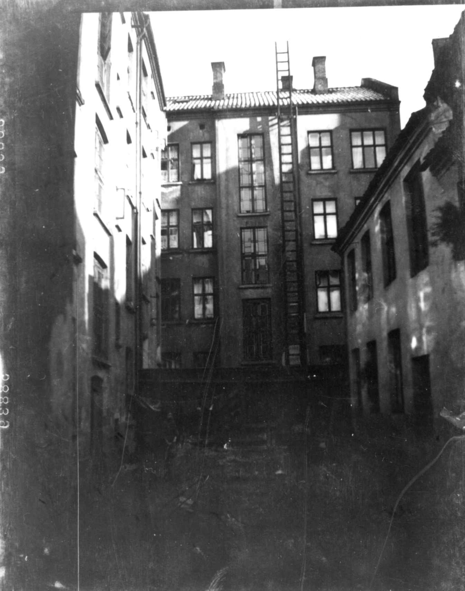 Gårdsrom, bygårder, ant. Østkanten, Oslo.
Fra boliginspektør Nanna Brochs boligundersøkelser i Oslo 1920-årene.