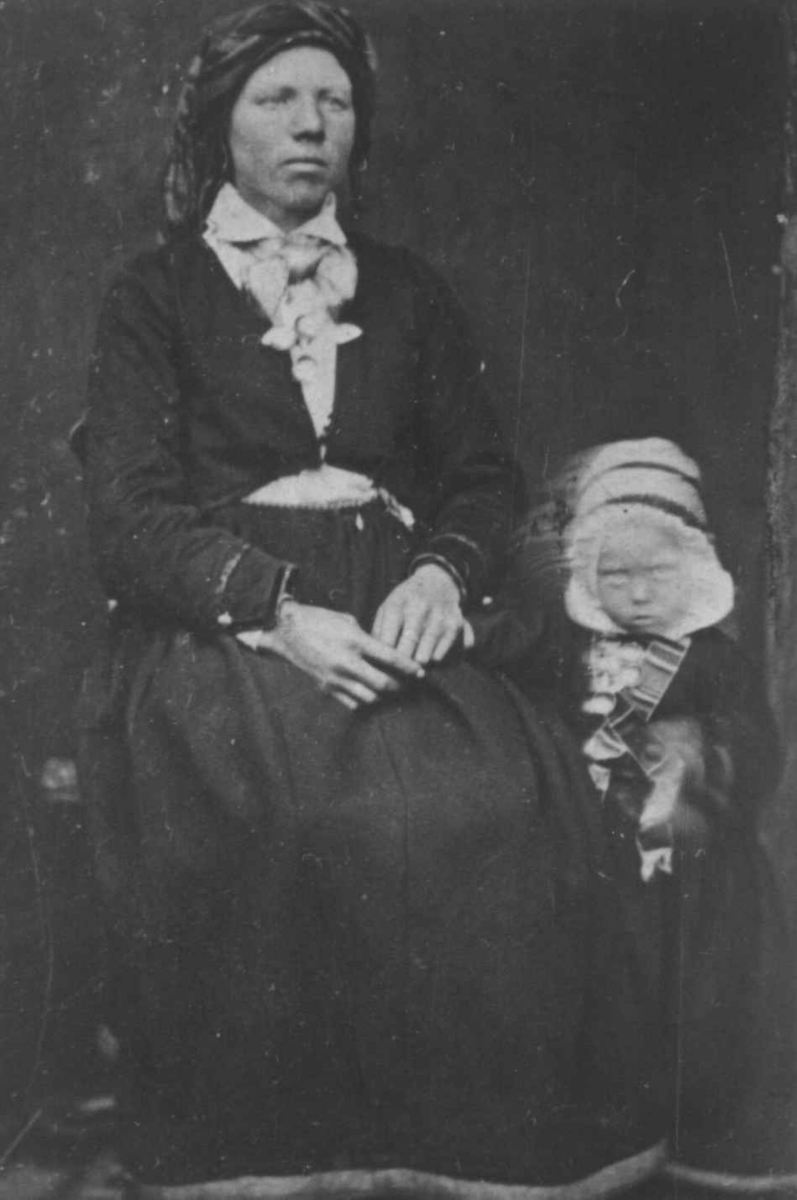 Portrett av Marit Smeland og en liten pike, Lognsvatnsbygda ca. 1882. Åseral, Vest-Agder.