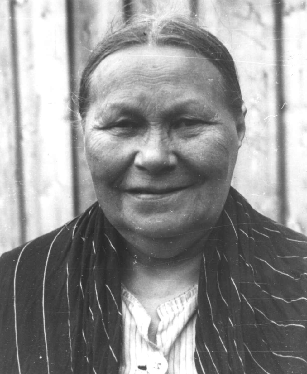 Portrett av en kvinne, ukjent. Olderdalen eller Manndalen, Kåfjord, Troms 1947.