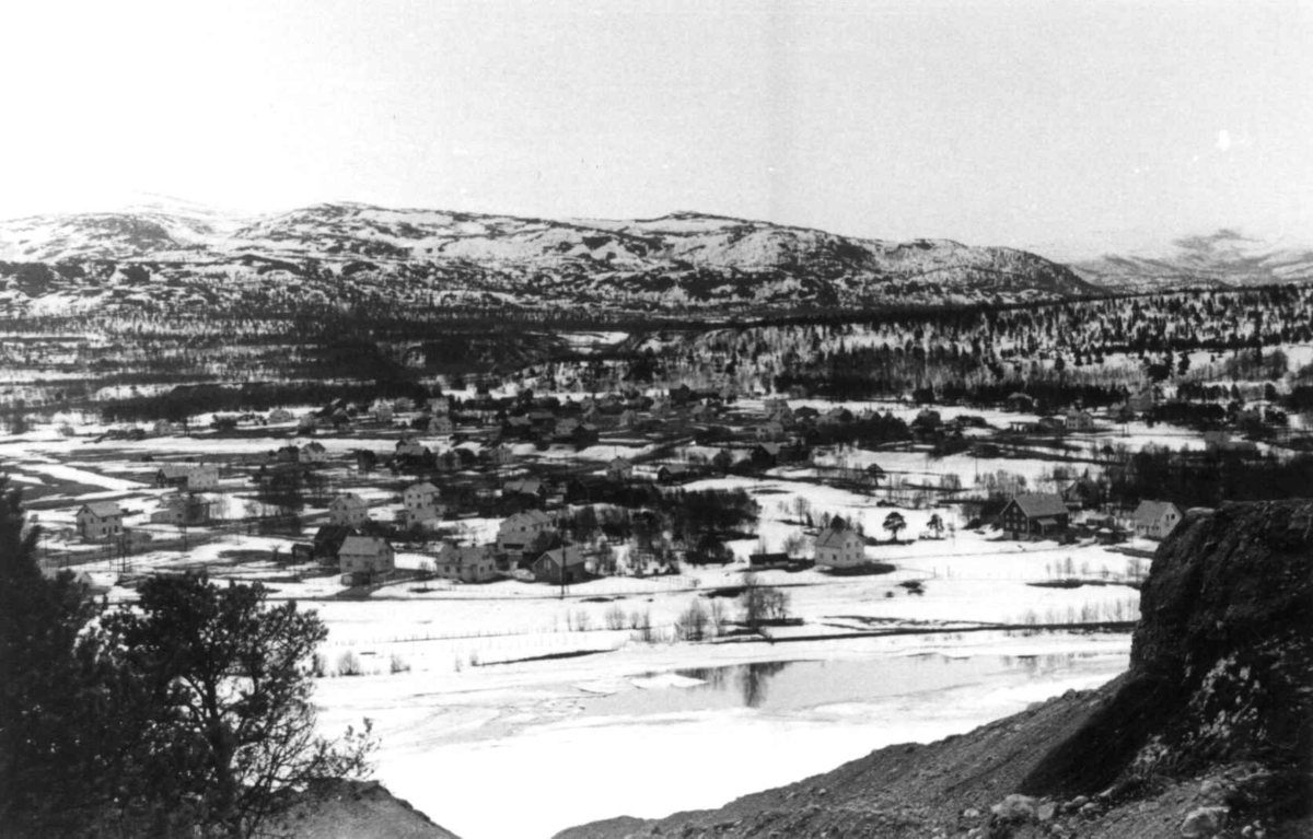 Landskap med bebyggelse i Alta eller Tromsø antagelig 1940-årene.