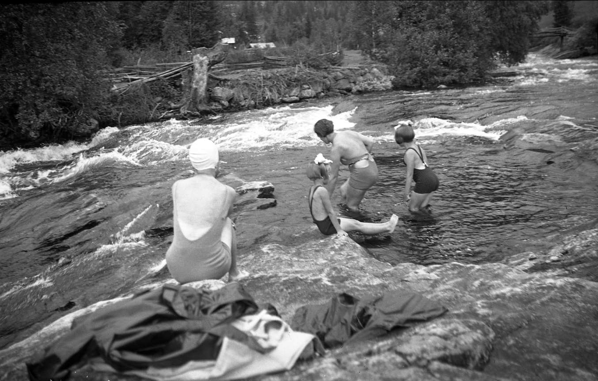 Dordi, Guri og Siri Arentz bader i Haglebuelva, Eggedal 1937.