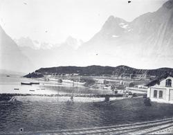 Dobbelteksponert bilde fra Narvik havn. Bakgrunnen ant. Raft